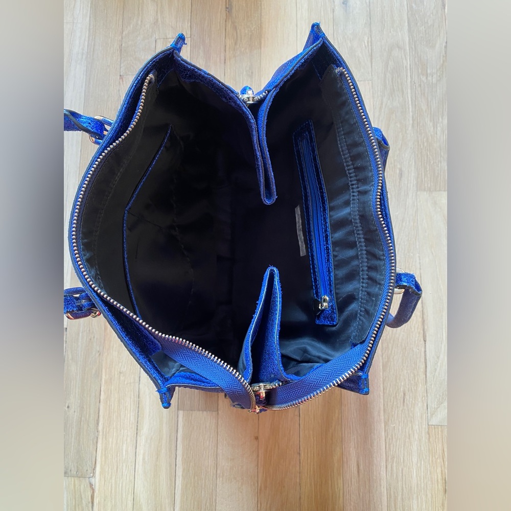 Gorgeous Essentiel Antwerp Blue Purse with Heart Keychain - Picture 3 of 16